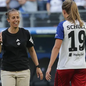 HSV-Trainerin Liése Brancao mit Victoria Schulz
