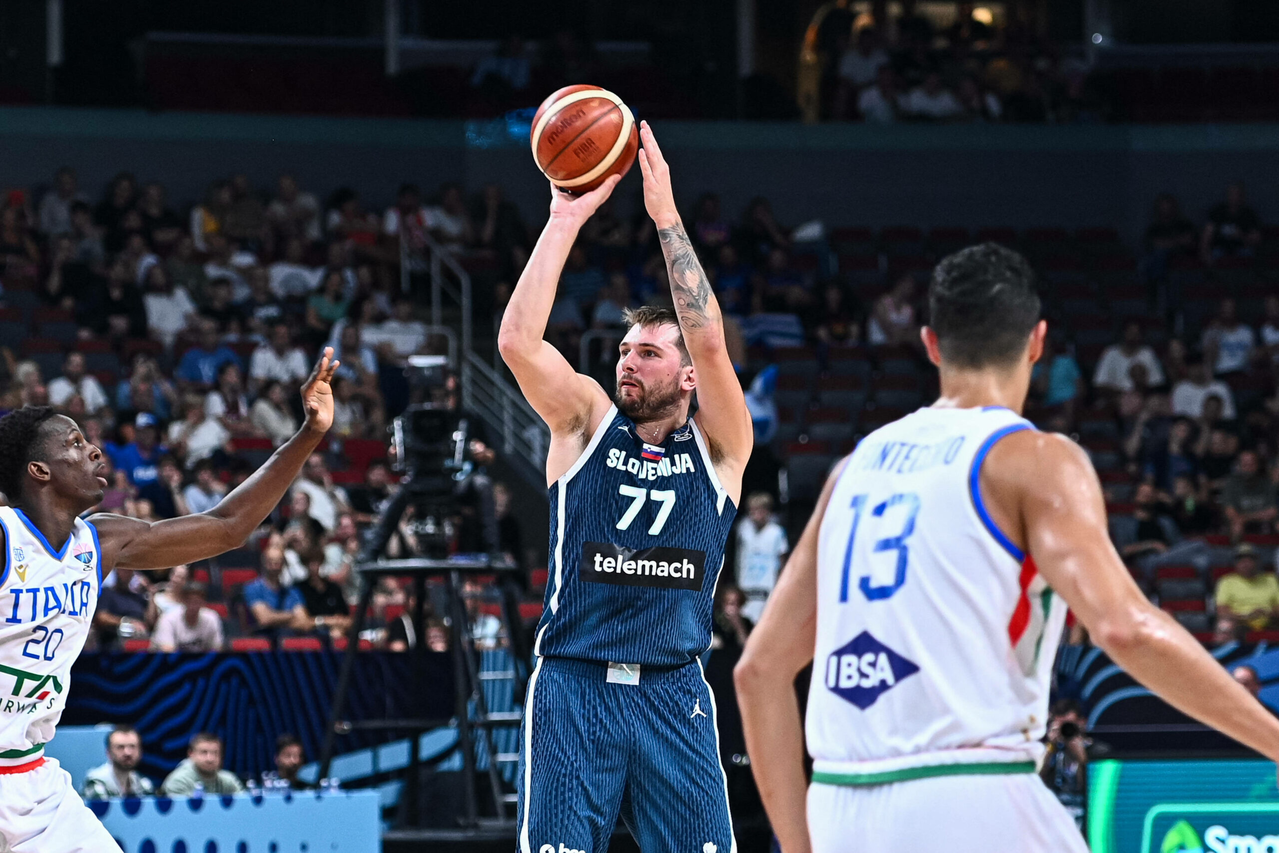 Luka Doncic wirft für Slowenien.