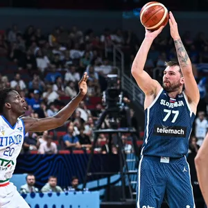 Luka Doncic wirft für Slowenien.