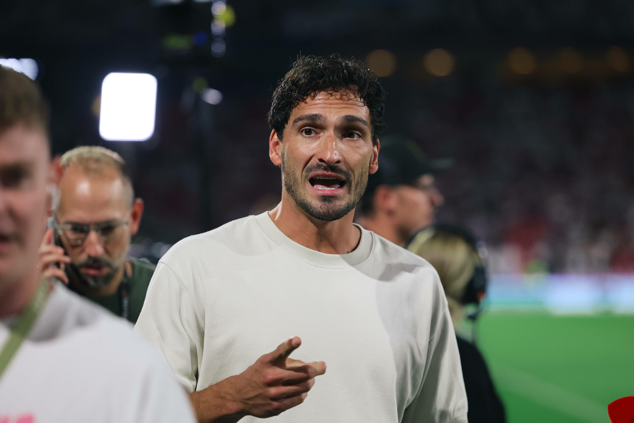 Mats Hummels im T-Shirt vor TV Kameras