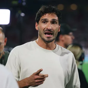 Mats Hummels im T-Shirt vor TV Kameras