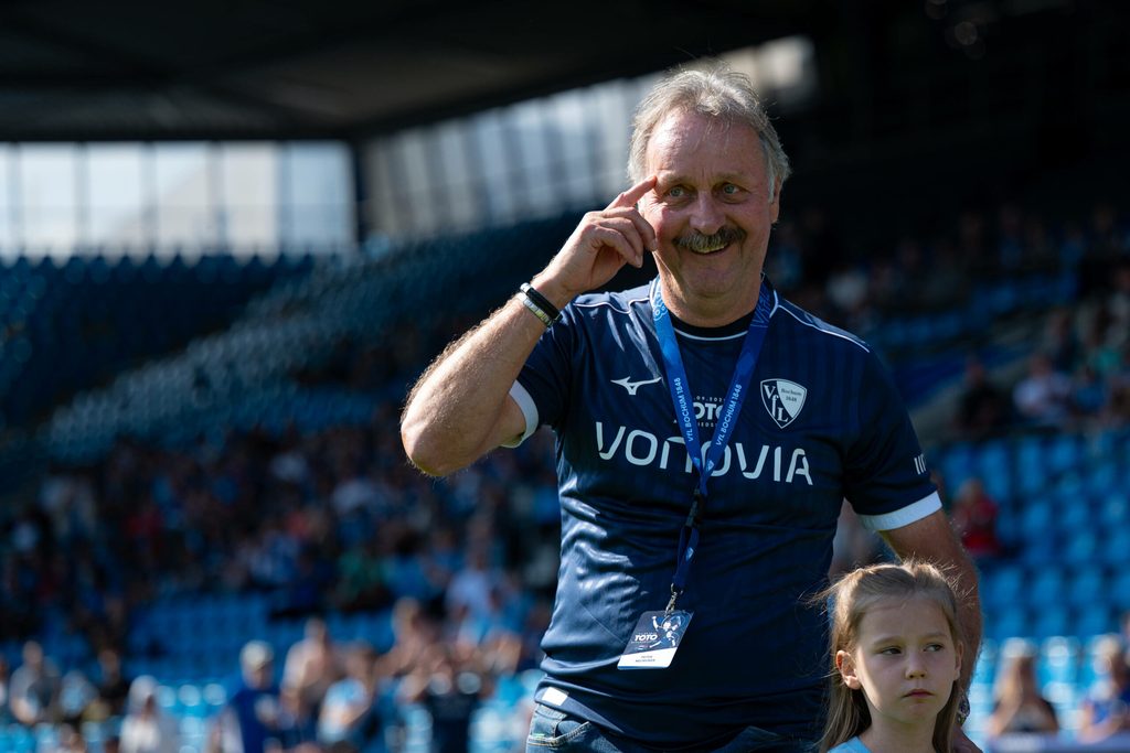 Peter Neururer bei Anthony Losillas Abschiedsspiel im VfL Bochum Dress.