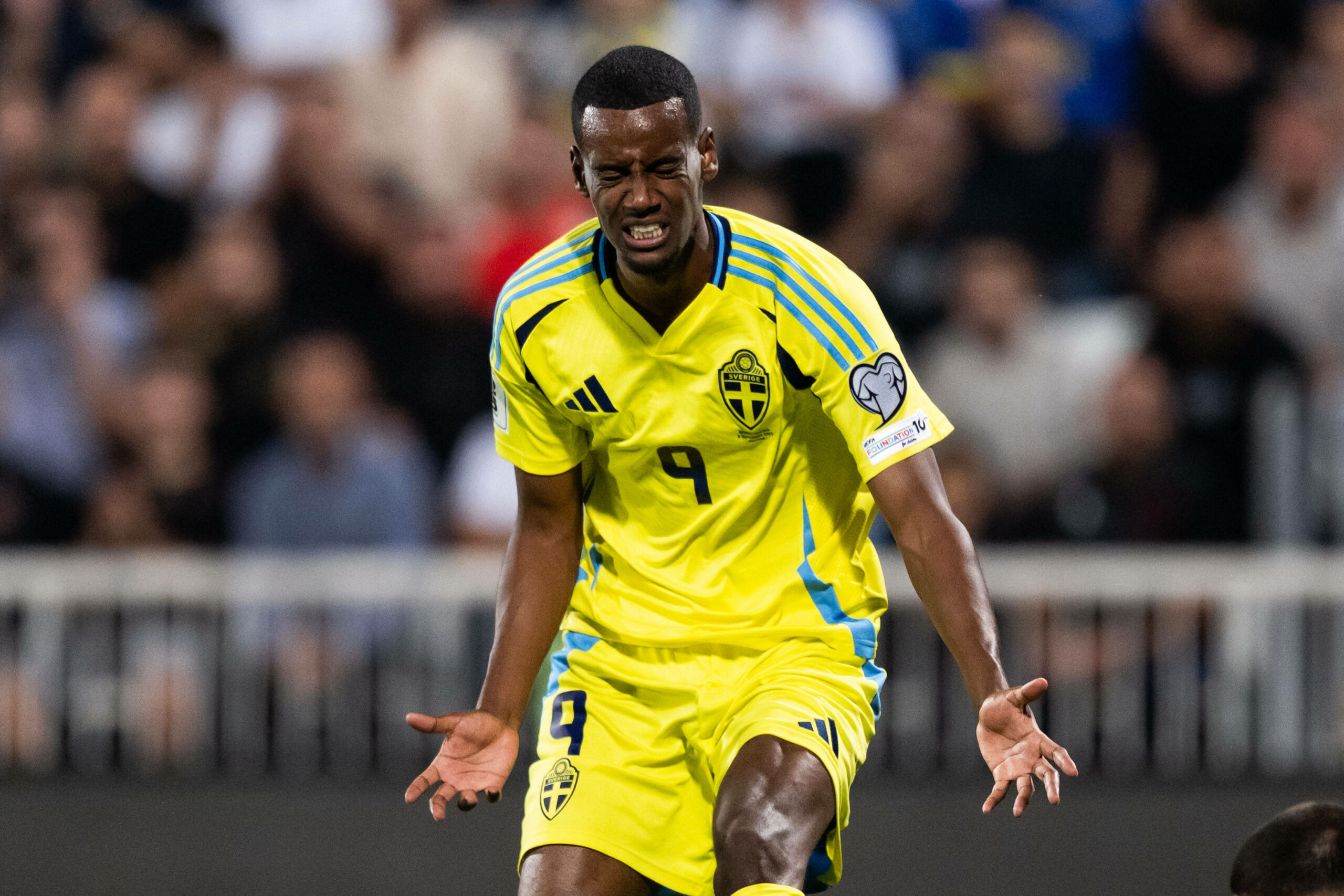 Alexander Isak ärgert sich.