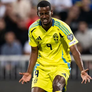 Alexander Isak ärgert sich.