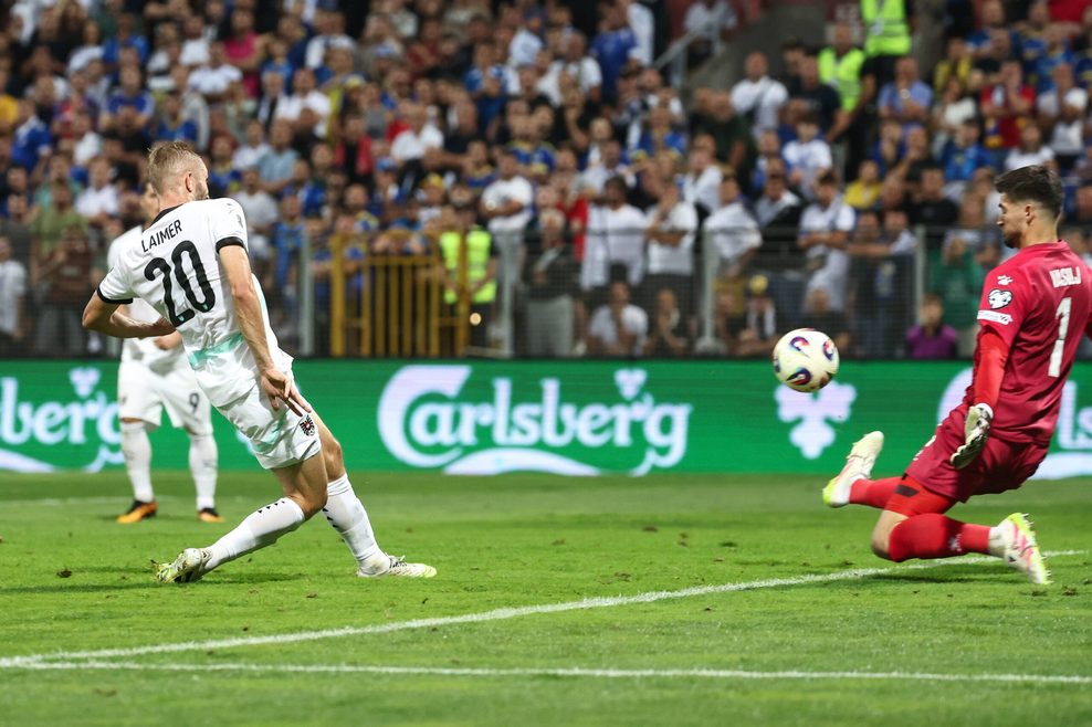 Nikola Vasilj kassiert ein Gegentor gegen Österreich