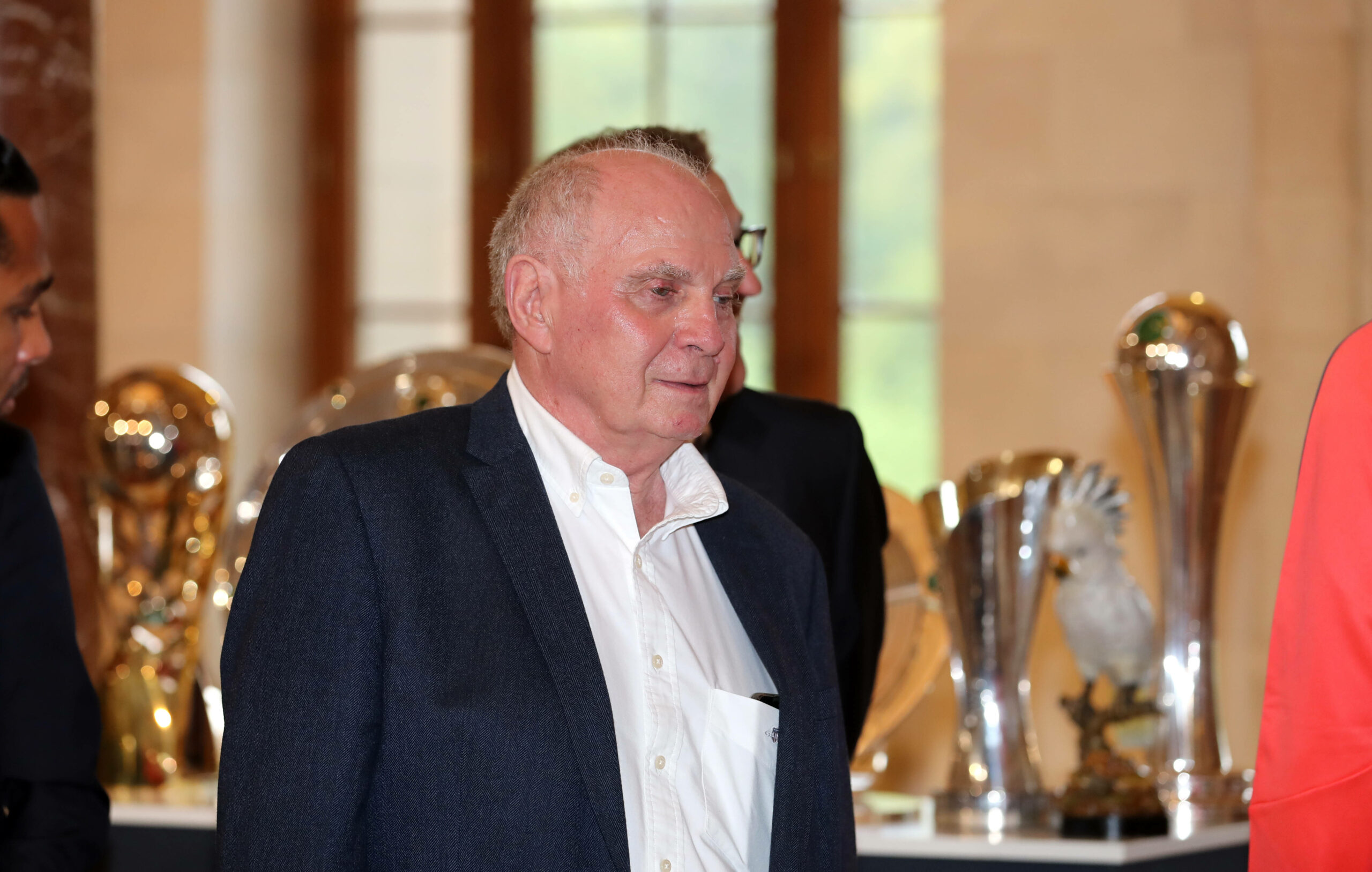 Uli Hoeneß im Anzug.