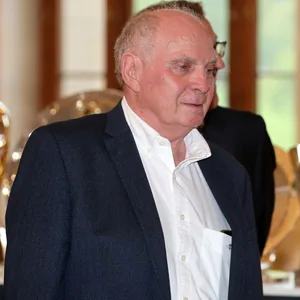 Uli Hoeneß im Anzug.