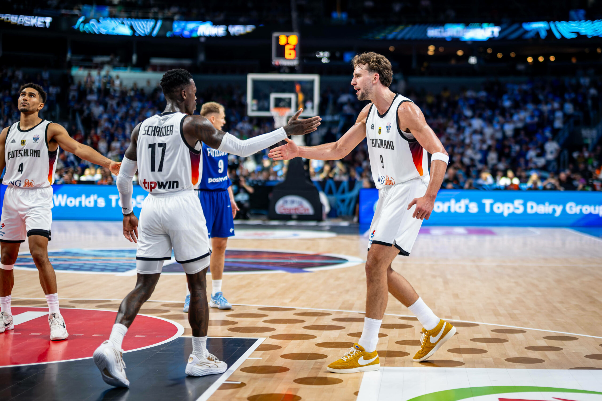 Franz Wagner und Dennis Schröder klatschen ab
