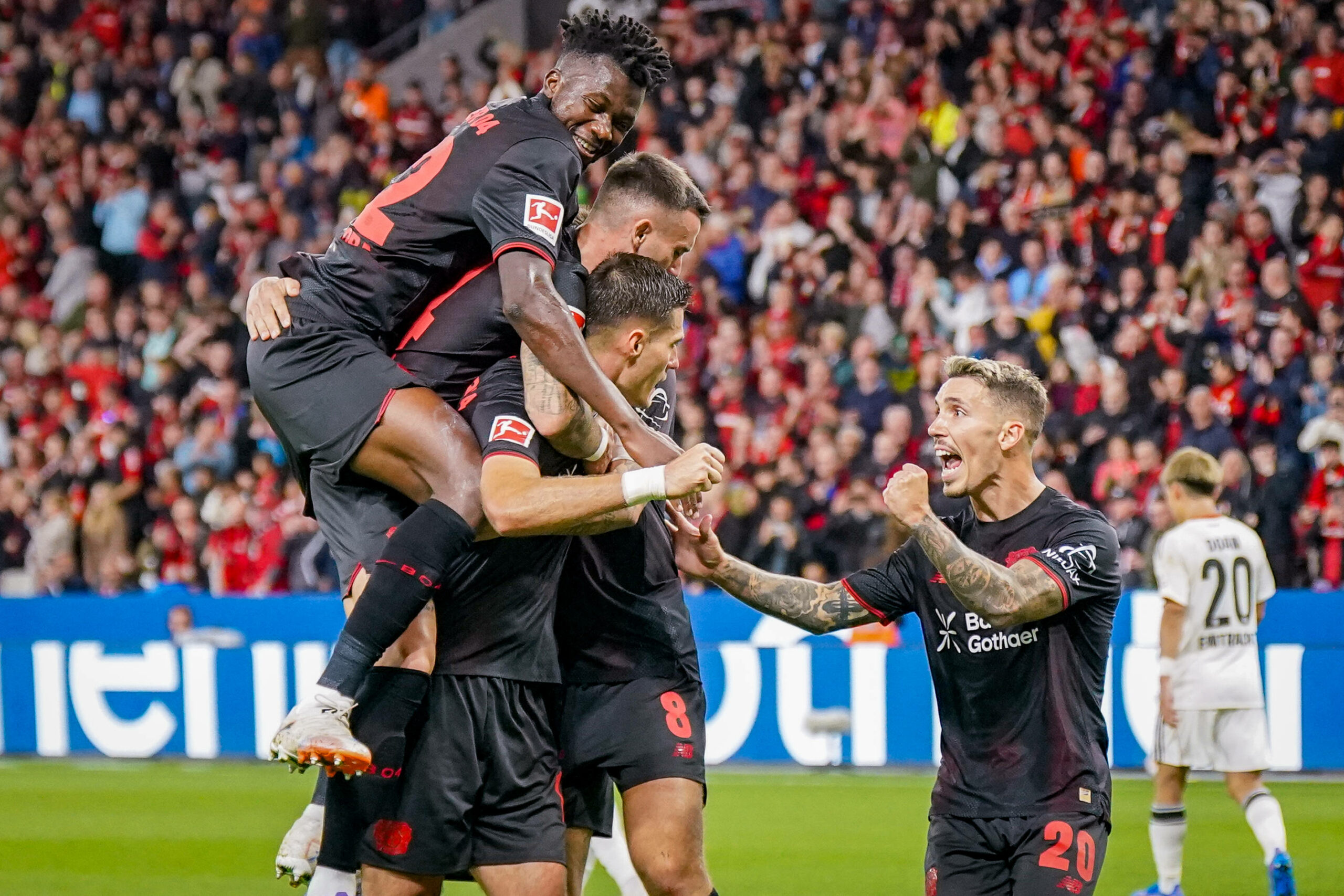 Leverkusens Spieler jubeln