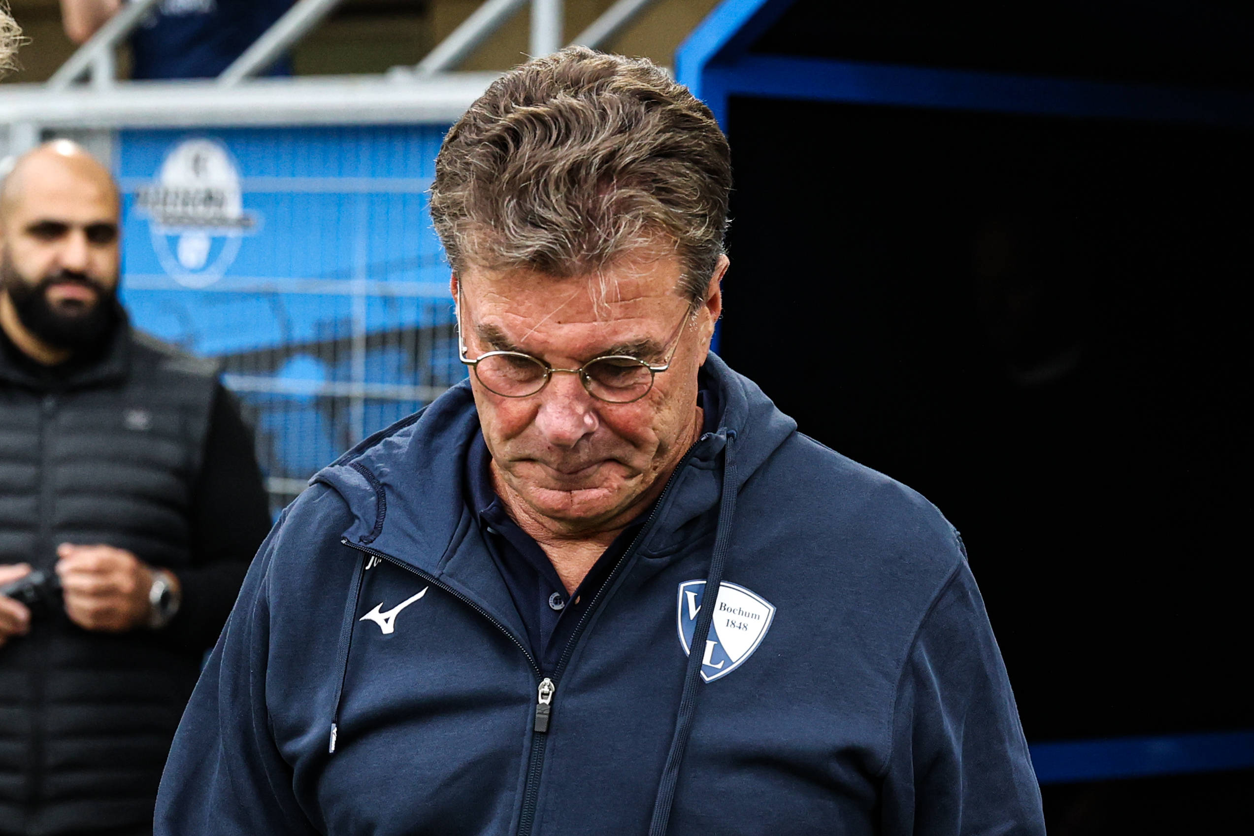 Dieter Hecking schaut enttäuscht in der Home-Deluxe-Arena