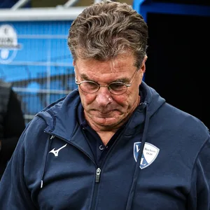 Dieter Hecking schaut enttäuscht in der Home-Deluxe-Arena