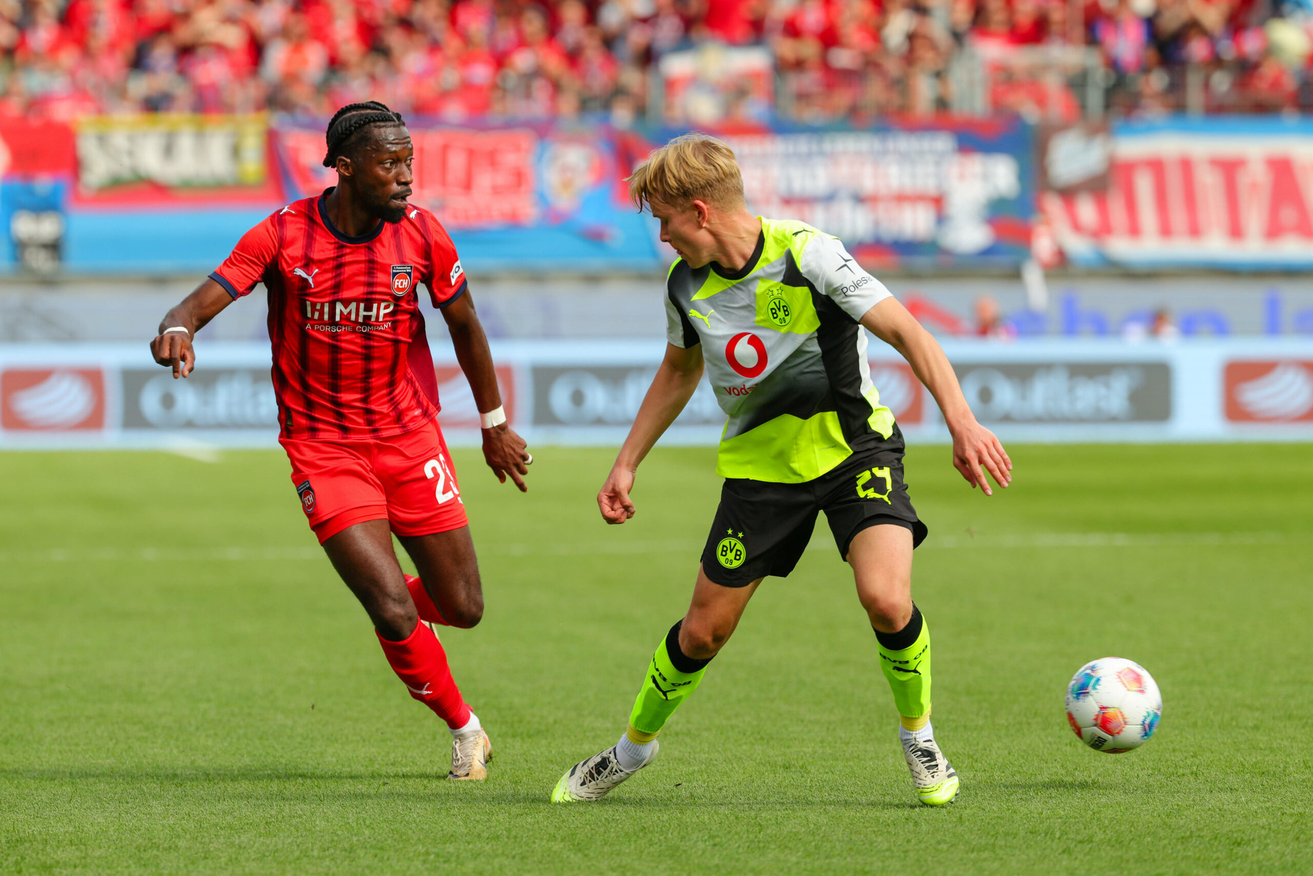 Omar Traoré (1. FC Heidenheim) und Daniel Svensson (Borussia Dortmund) im Bundesligaspiel in der Voith-Arena in Heidenheim.