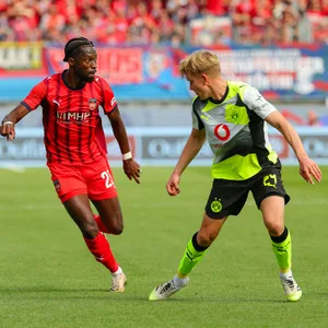 Omar Traoré (1. FC Heidenheim) und Daniel Svensson (Borussia Dortmund) im Bundesligaspiel in der Voith-Arena in Heidenheim.