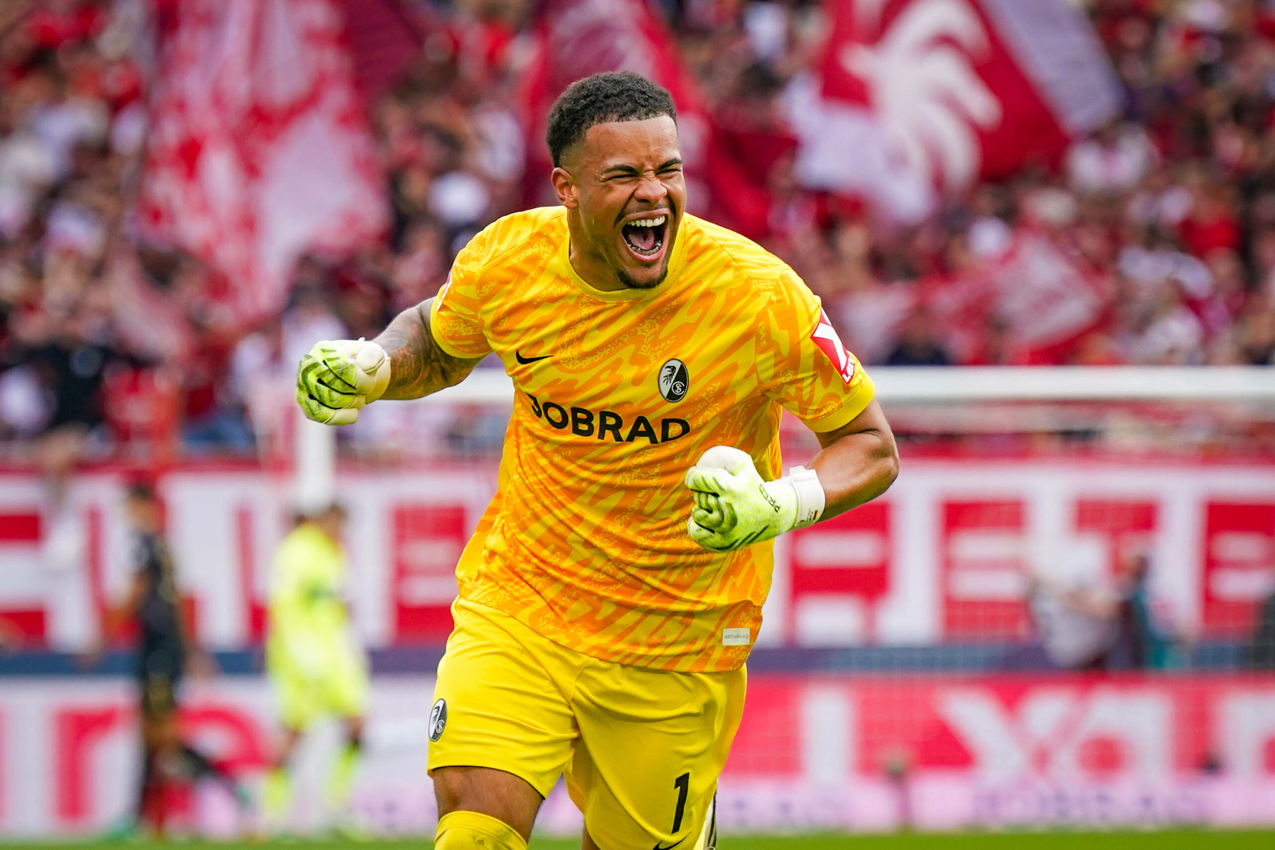 Noah Atubolu jubelt für den SC Freiburg