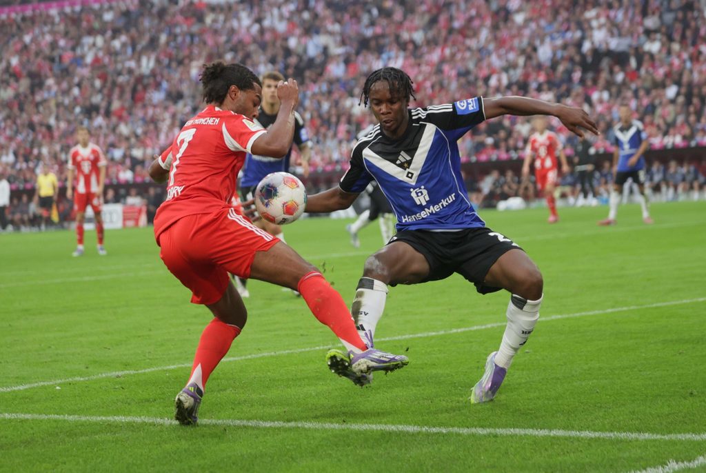 Aboubaka Soumahoro bekommt den Ball an die Hand