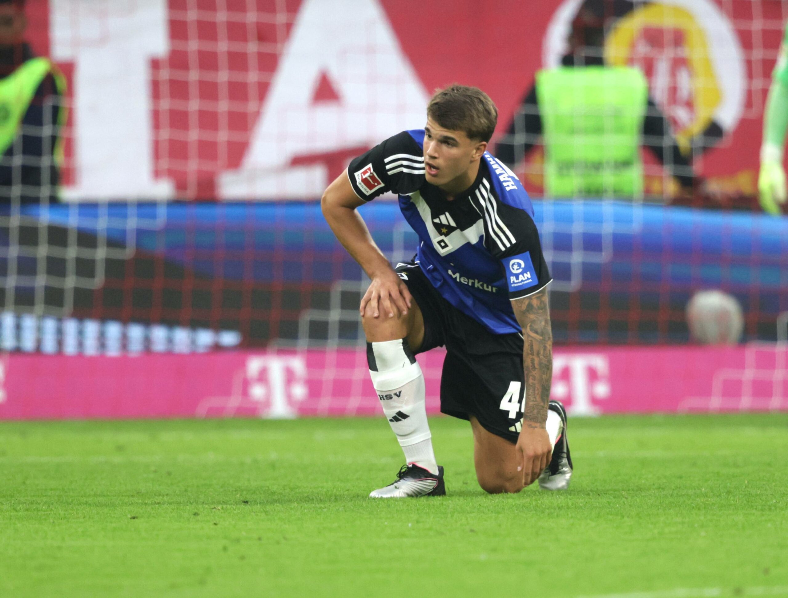 Luka Vuskovic kniet auf dem Spielfeld