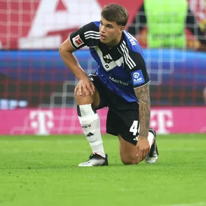 Luka Vuskovic kniet auf dem Spielfeld