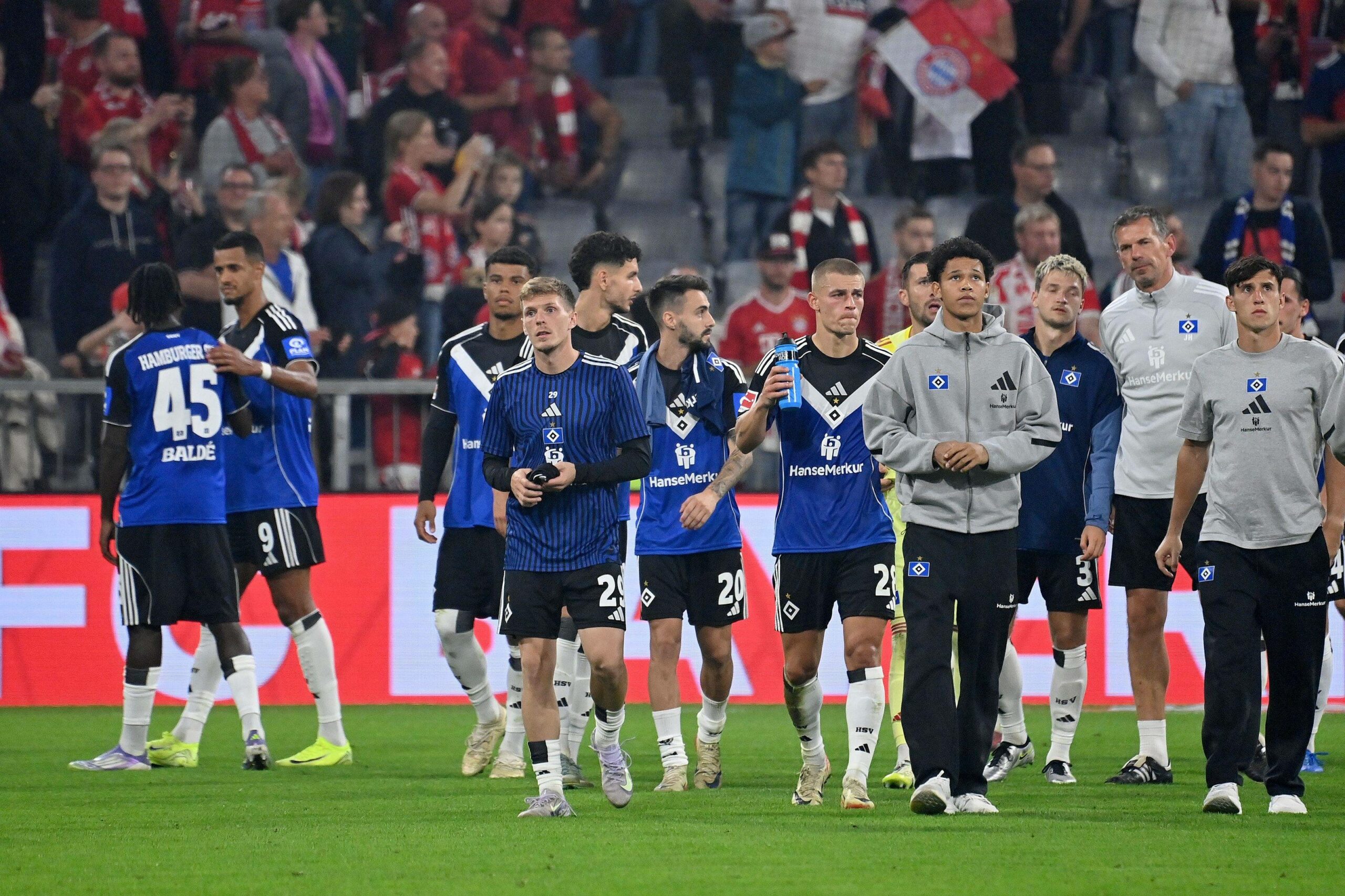 HSV gehen enttäuscht über den Platz in der Allianz Arena
