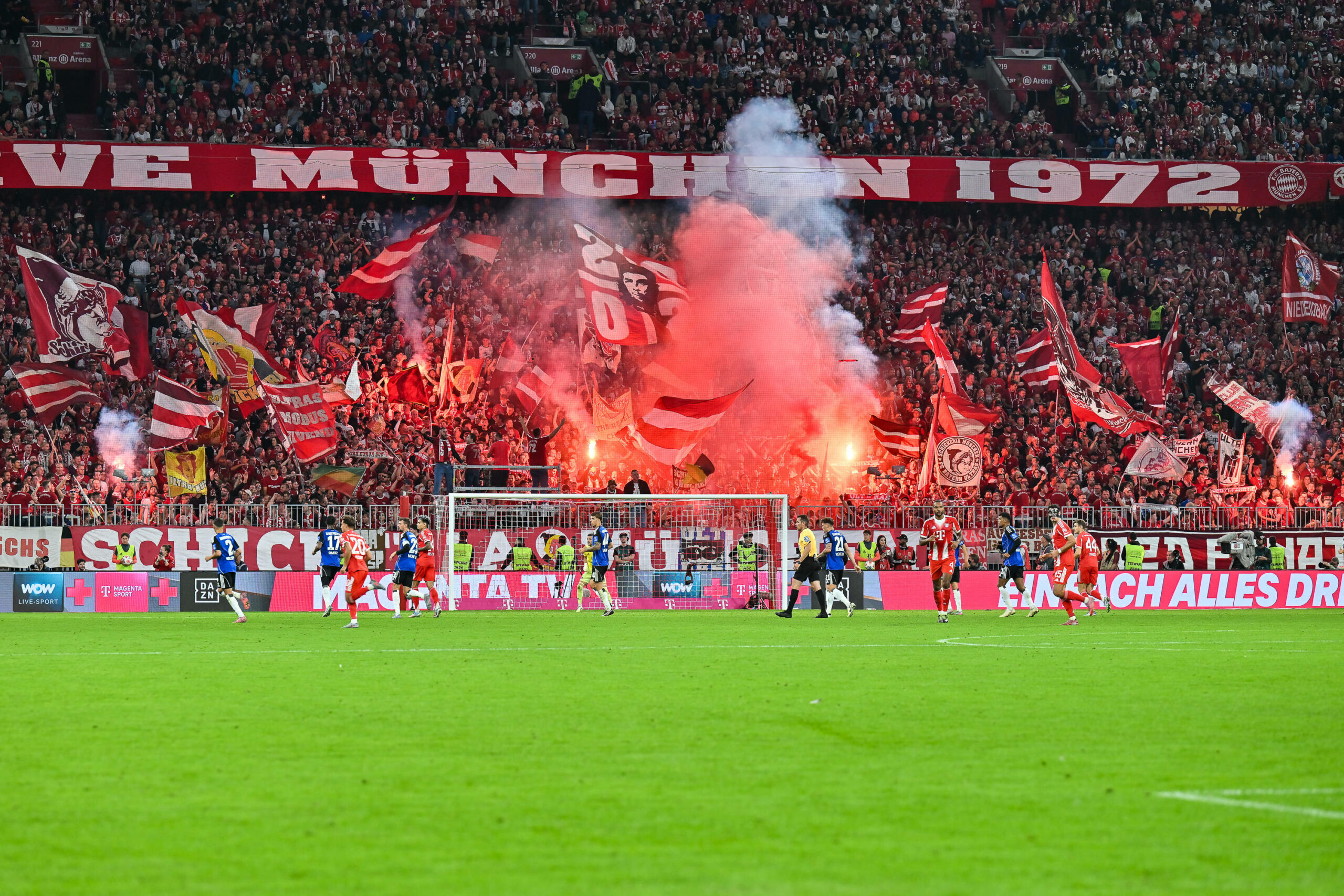 Auf der Südtribüne in der Allianz Arena brennt Pyrotechnik