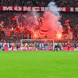 Auf der Südtribüne in der Allianz Arena brennt Pyrotechnik