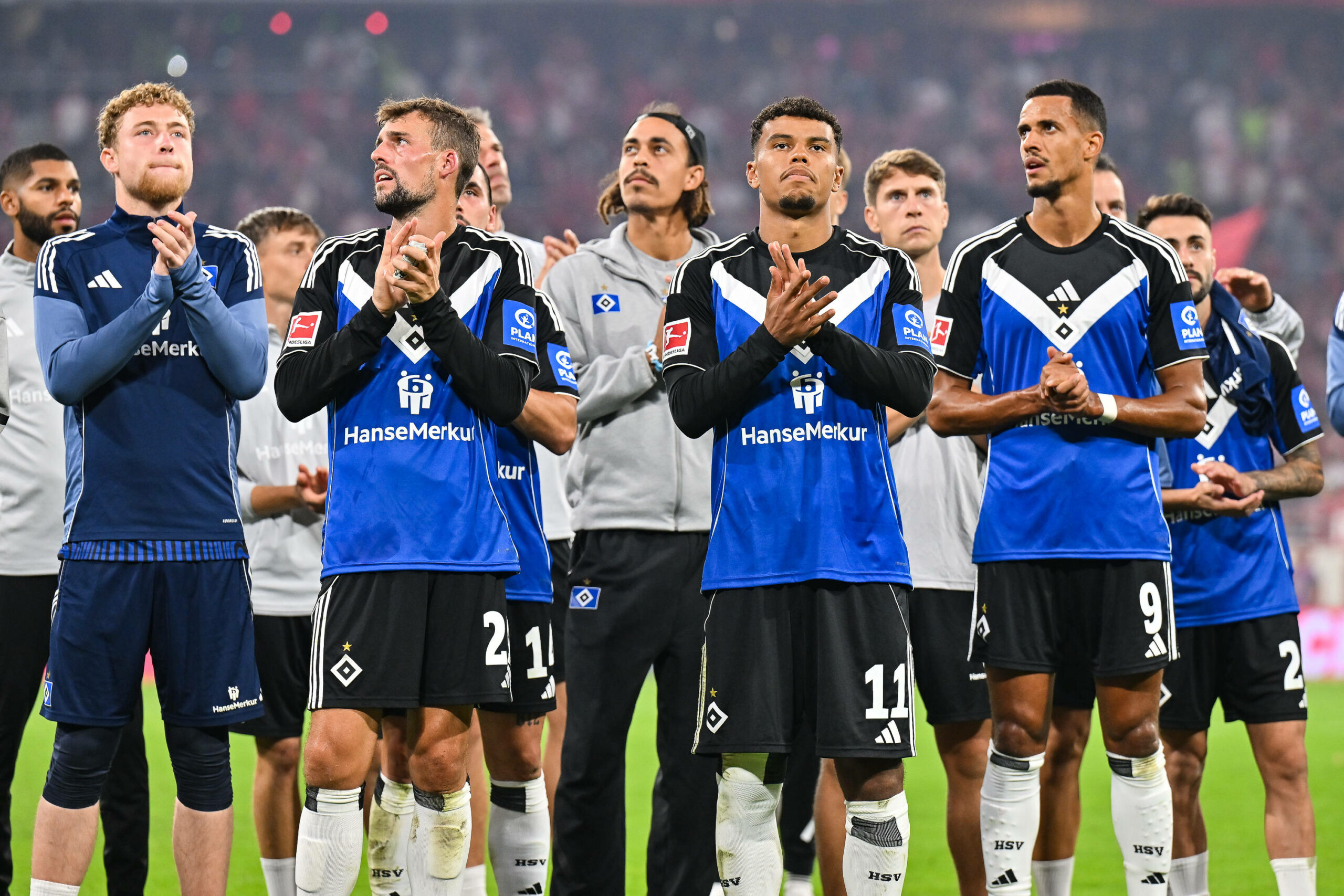 Die HSV-Profis um Ransford Königsdörffer und Robert Glatzel applaudieren den Fans vor der Kurve