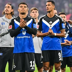 Die HSV-Profis um Ransford Königsdörffer und Robert Glatzel applaudieren den Fans vor der Kurve