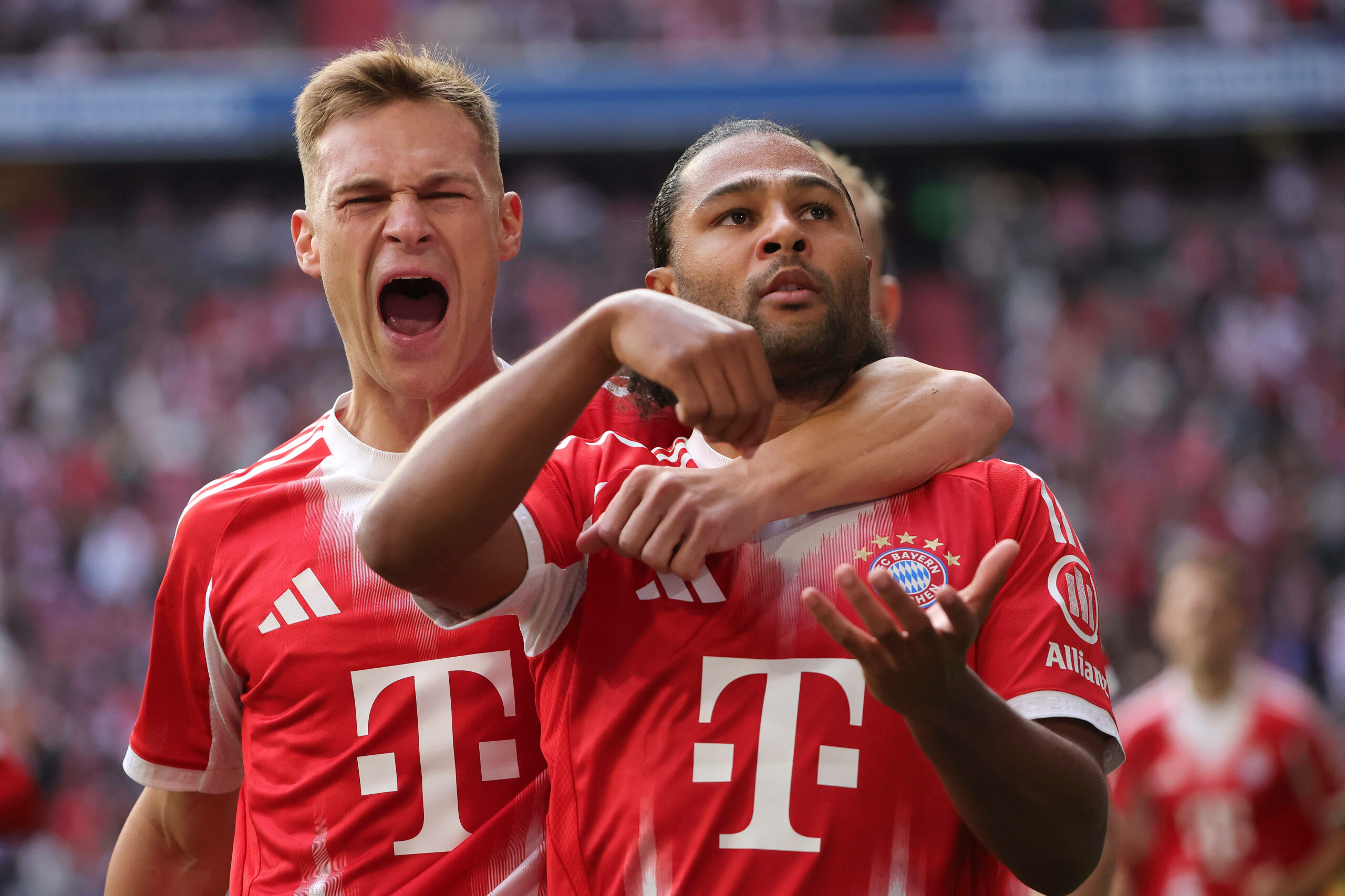 Serge Gnabry jubelt mit Joshua Kimmich gegen den HSV