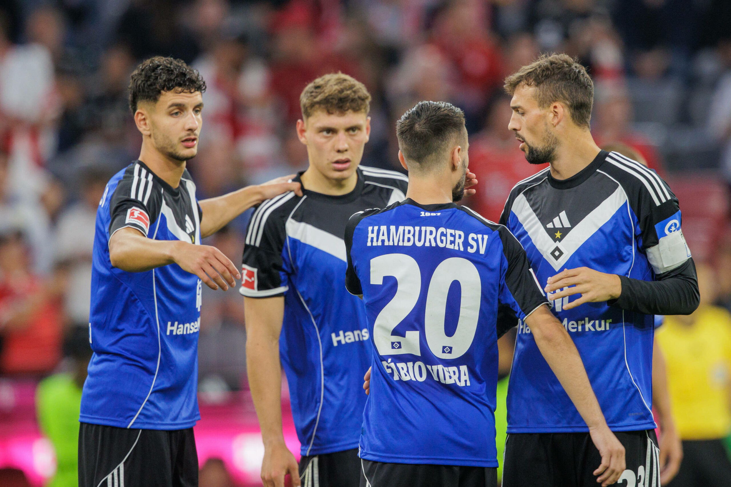 Daniel Elfadli während des Bayern-Spiels mit Nicolai Remberg, Fabio Vieria und Jonas Meffert