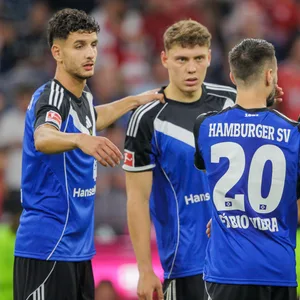 Daniel Elfadli während des Bayern-Spiels mit Nicolai Remberg, Fabio Vieria und Jonas Meffert