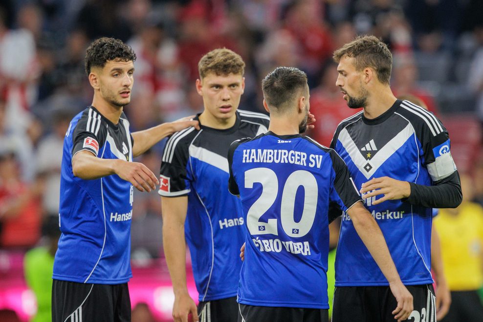 Daniel Elfadli, Nicolai Remberg, Fábio Vieira und Jonas Meffert auf dem Platz im Gespräch