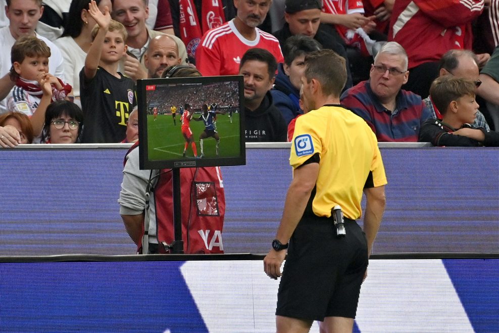 Schiedsrichter Tobias Stieler leitete die Partie des HSV in München.