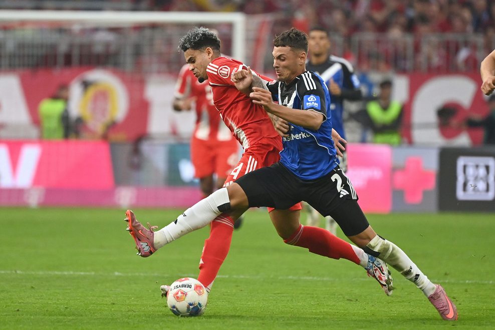 William Mikelbrencis im Zweikampf mit Luis Díaz