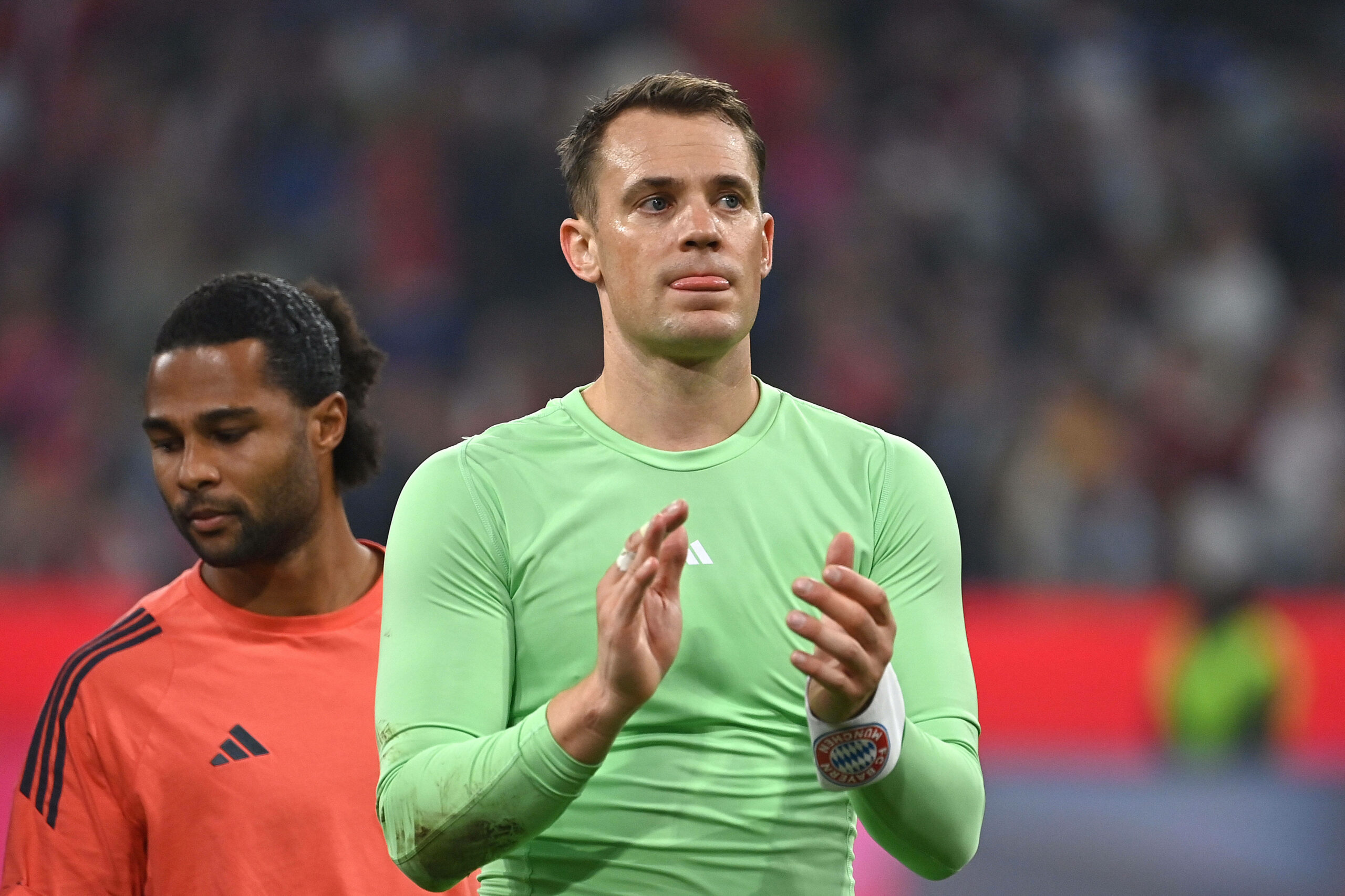 Manuel Neuer applaudiert nach dem Sieg gegen den HSV