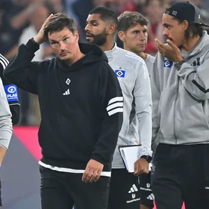 Merlin Polzin, Richard Krohn, Loic Favé und Yussuf Poulsen gehen enttäuscht über das Spielfeld