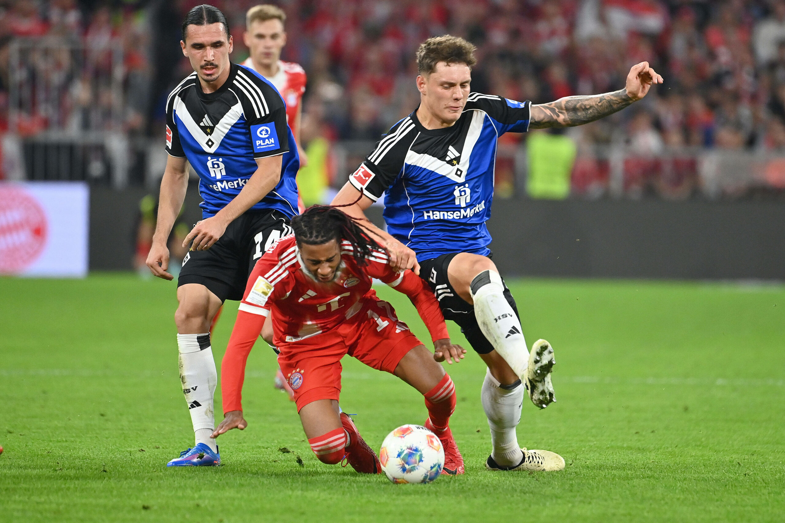 Nicolai Ramberg und Rayan Philippe kämpfen mit Michael Olise um den Ball