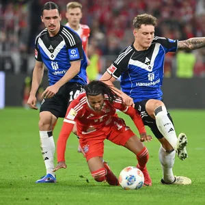 Nicolai Ramberg und Rayan Philippe kämpfen mit Michael Olise um den Ball