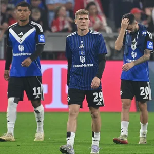 Ransford Königsdörffer, Emir Sahiti und Fábio Vieira gehen enttäuscht über das Spielfeld in der Allianz Arena