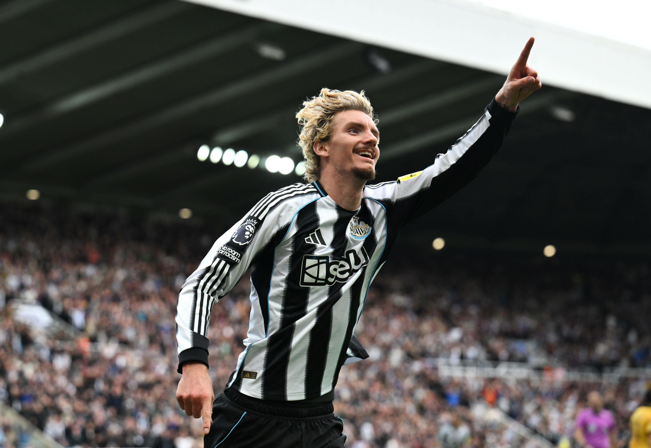 Nick Woltemade (Newcastle United) jubelt über sein Tor im Premier-League-Spiel gegen die Wolverhampton Wanderers im St. James’ Park in Newcastle
