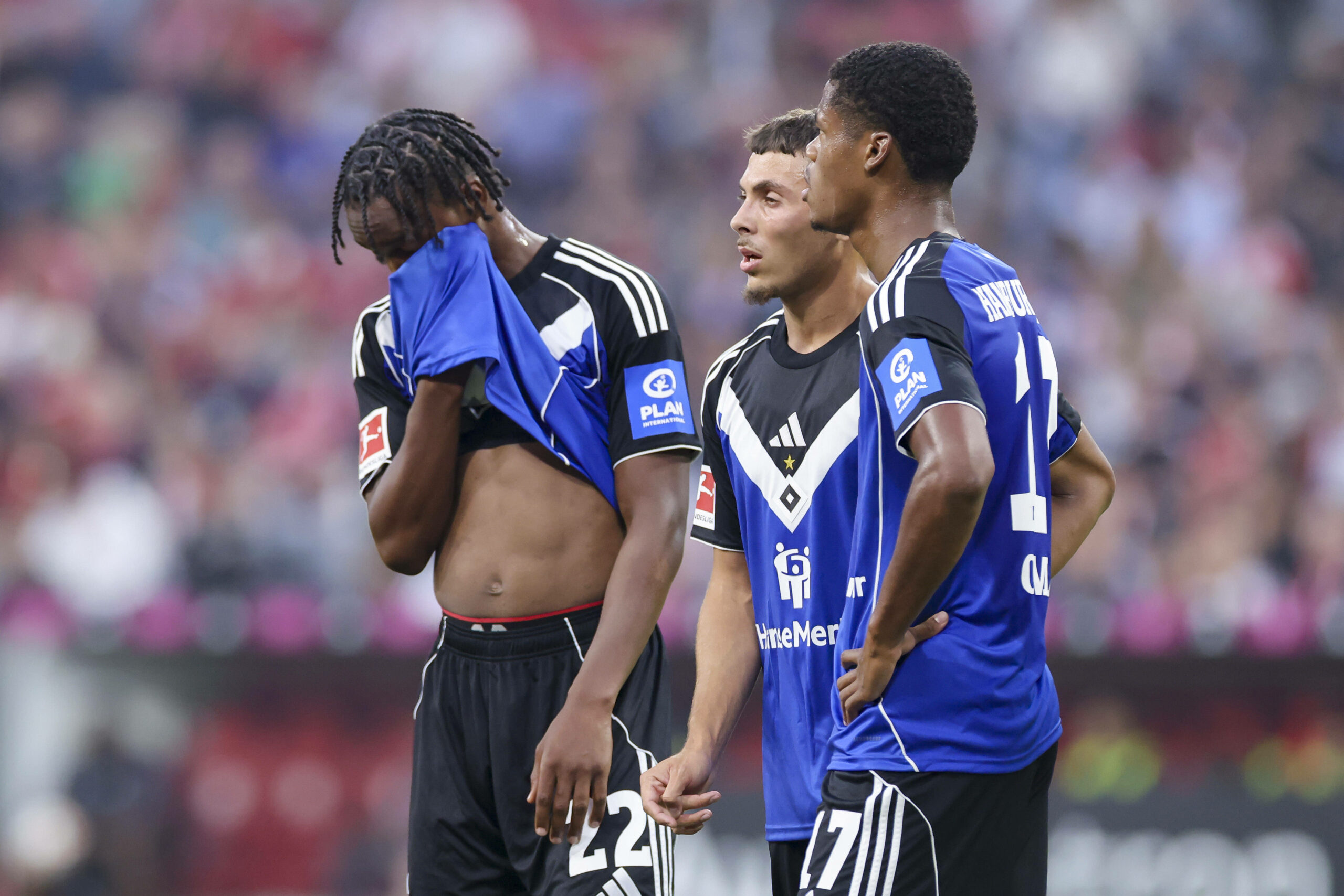 Aboubaka Soumahoro hält sich sein Trikot ins Gesicht, daneben gucken William Mikelbrencis und Wared Omari frustriert