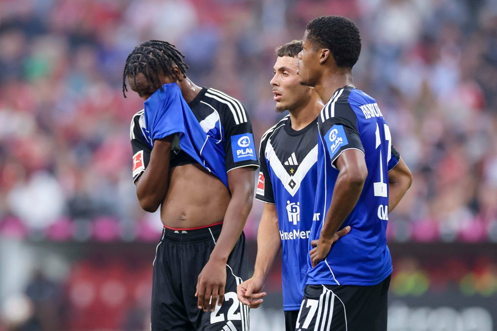 Aboubaka Soumahoro hält sich sein Trikot ins Gesicht, daneben gucken William Mikelbrencis und Wared Omari frustriert