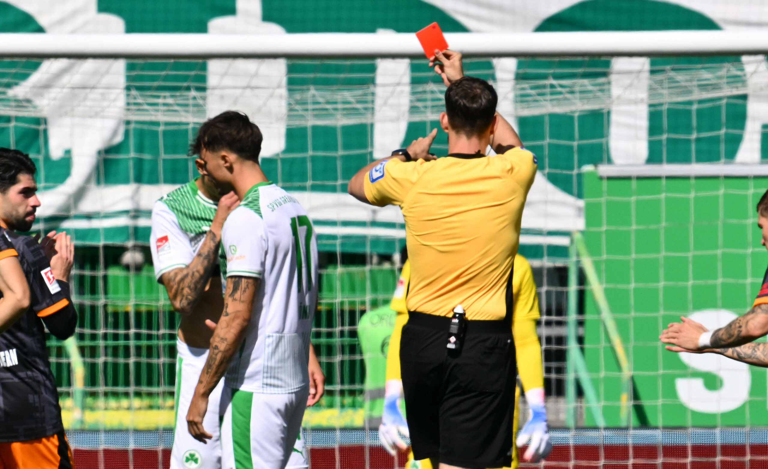 Schiedsrichter Richard Hempel zeigt Noah König die Rote Karte