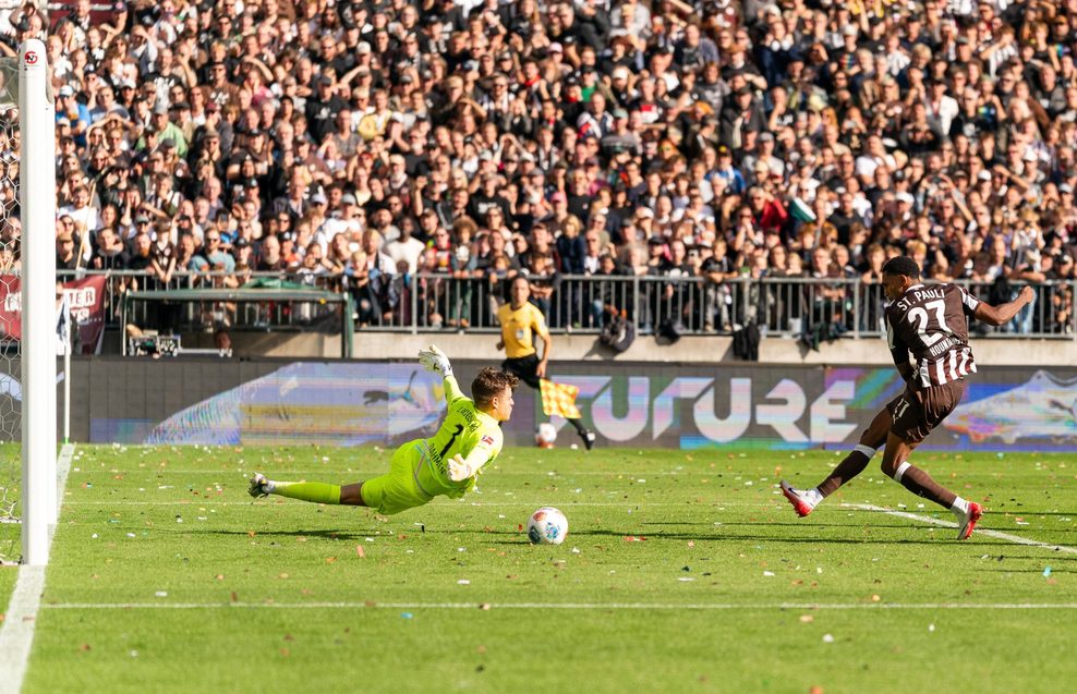 Andréas Hountondji schießt an Finn Dahmen vorbei ins Tor