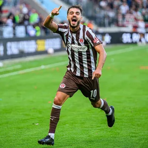 Danel Sinani bejubelt sein Siegtor gegen Augsburg