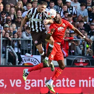 Mathias Pereira Lage im Kopfballduell mit Chrislain Matsima