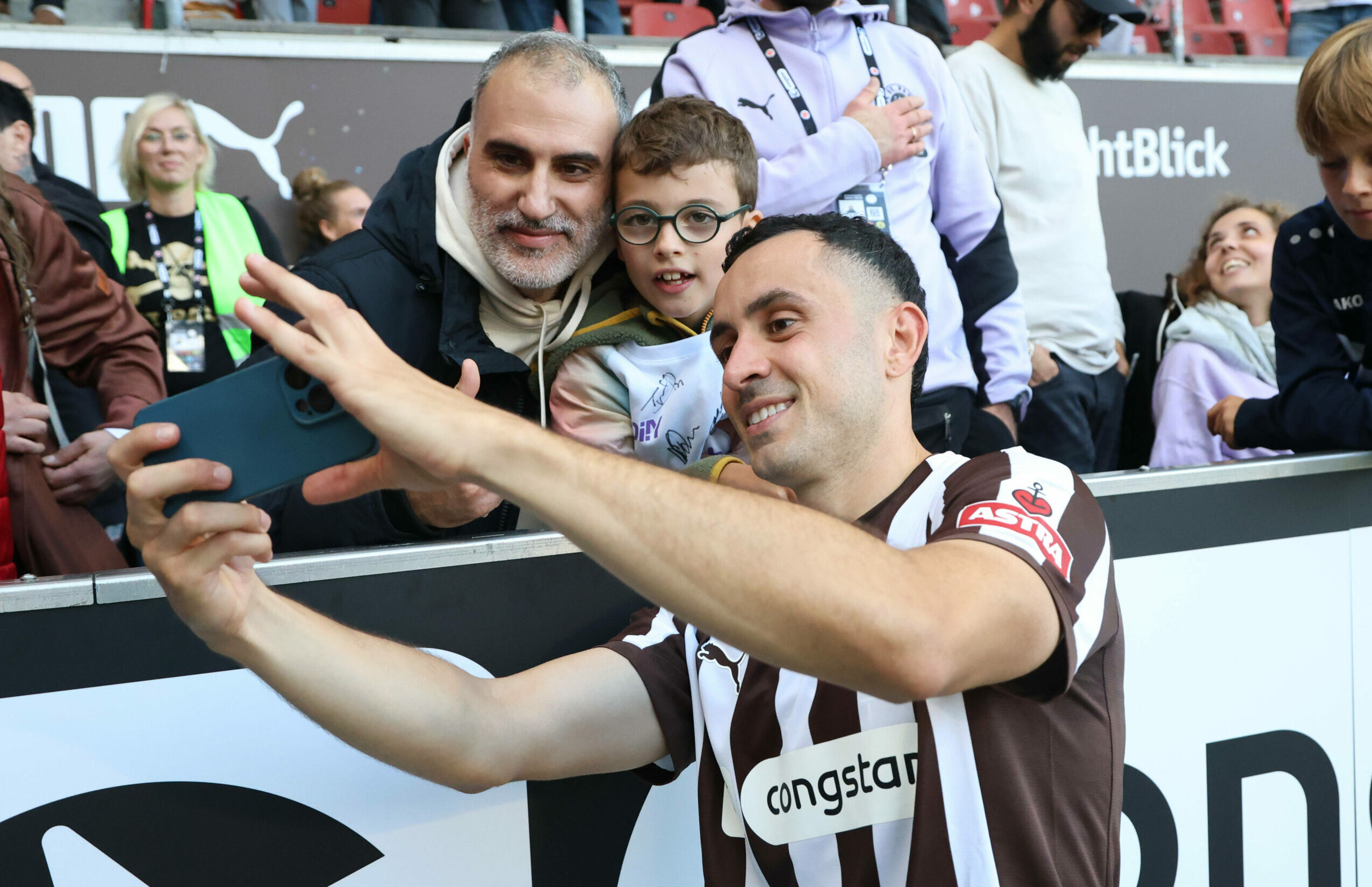 Manolis Saliakas macht ein Selfie mit St. Pauli-Fans