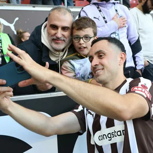Manolis Saliakas macht ein Selfie mit St. Pauli-Fans