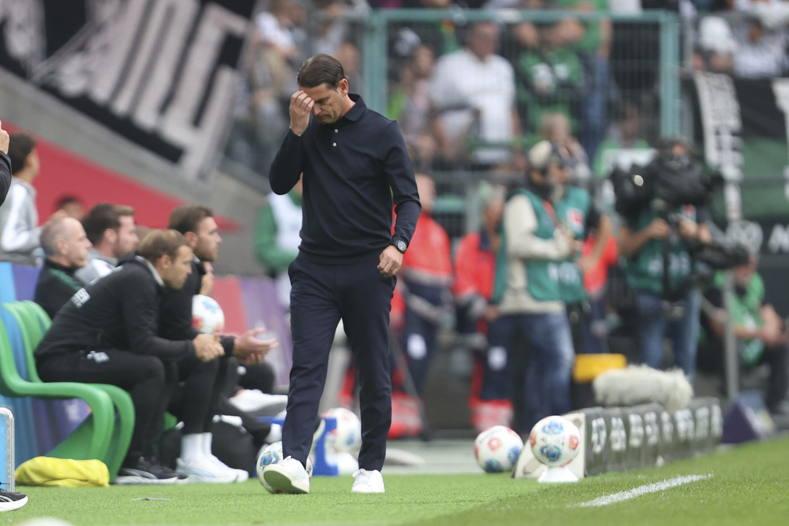 Trainer Gerardo Seoane beim Spiel gegen Werder Bremen