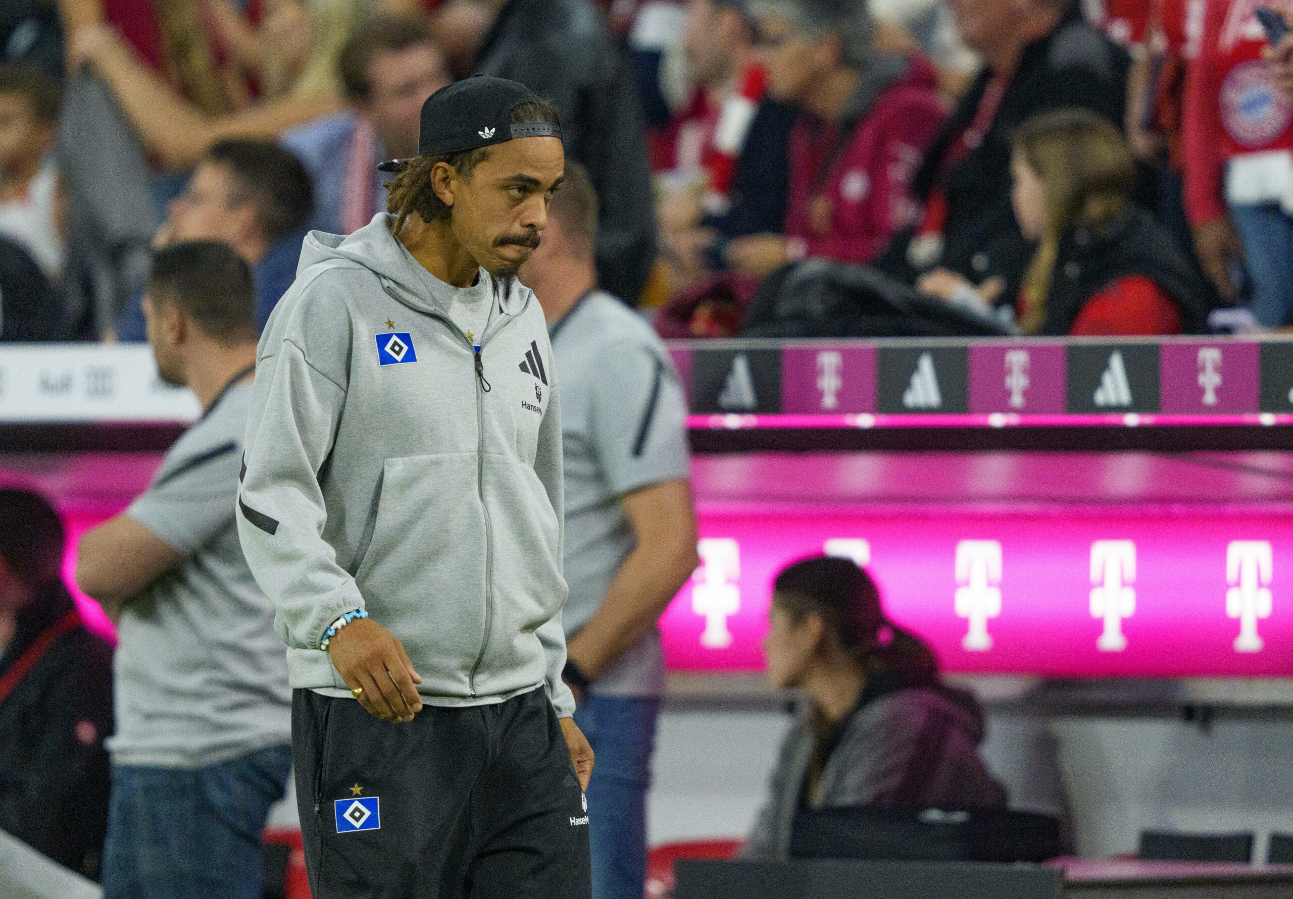Yussuf Poulsen im HSV-Outfit in der Allianz Arena