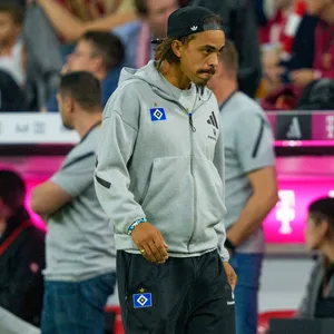 Yussuf Poulsen im HSV-Outfit in der Allianz Arena