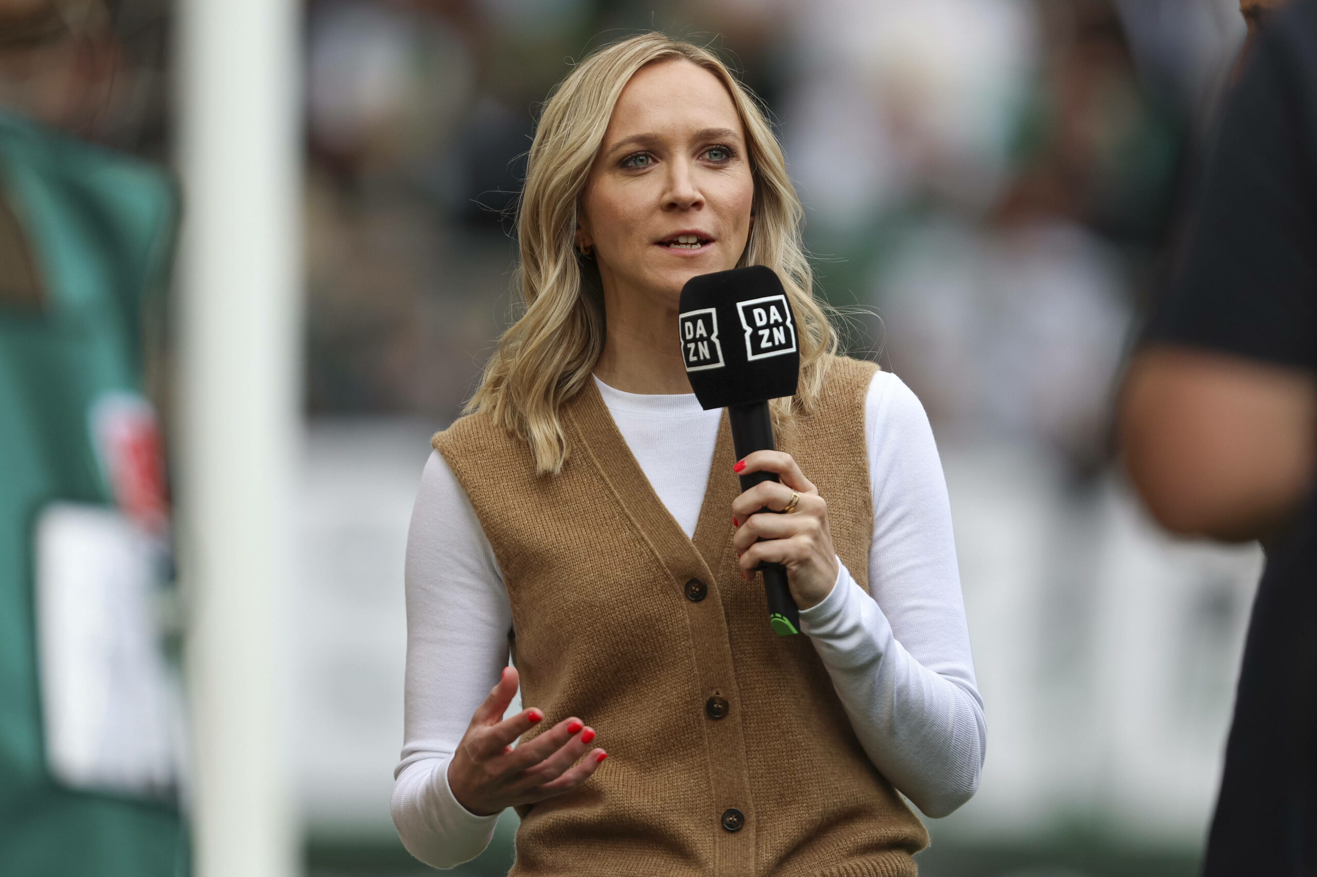 DAZN-Moderatorin Turid Knaak beim Spiel zwischen Mönchengladbach und Bremen